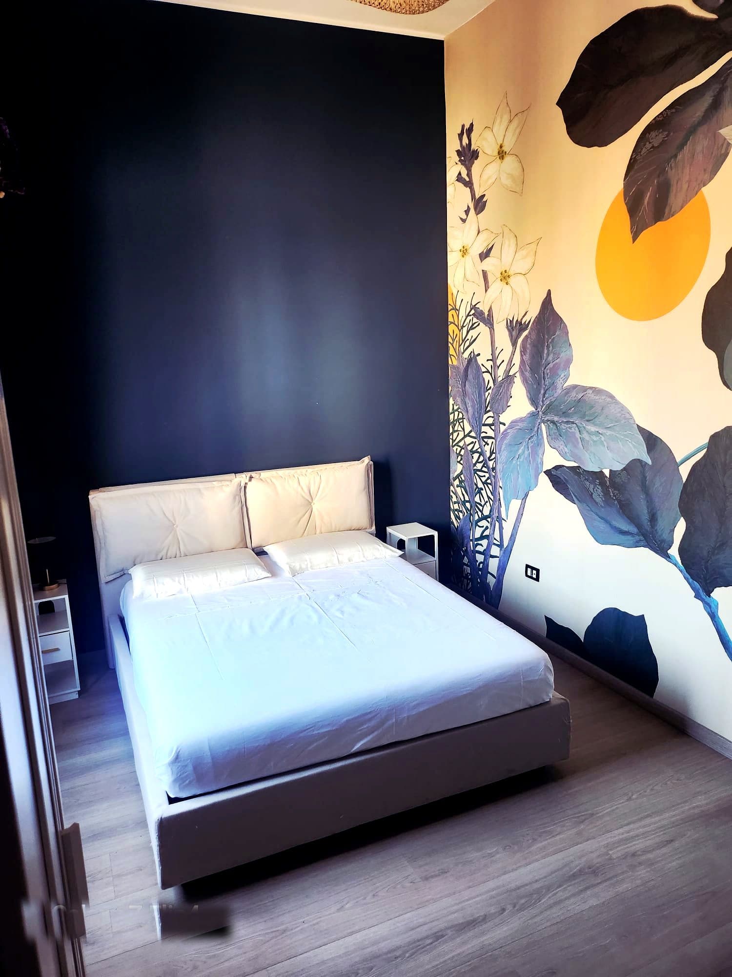 Seconda camera da letto con parete decorata